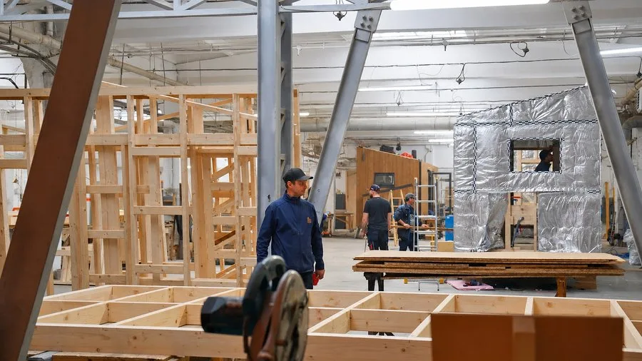Präziser Zuschnitt eines Holzbauteils in der DWELLII Fertigung
