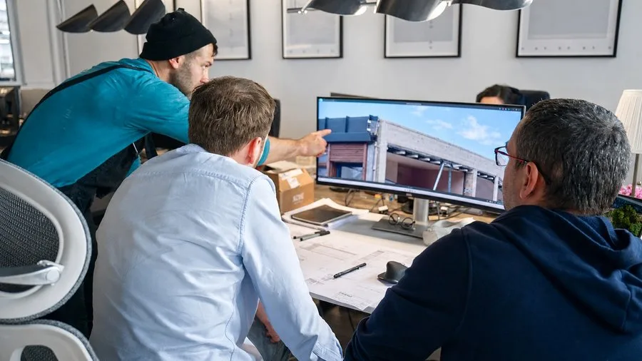 Baupläne und Materialunterlagen auf dem Arbeitstisch während der DWELLII Projektplanung