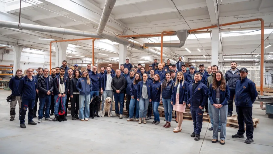 Das DWELLII Team mit mehr als 50 Mitarbeiterinnen und Mitarbeitern in der hellen Werkhalle
